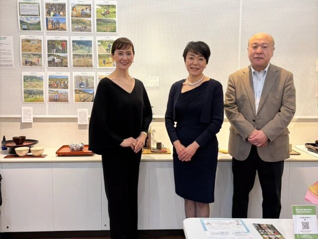 .
【 金継ぎ教室 「淘」の展覧会へ 】
 
ウルシネクストの仲間、平野君子さんが主宰されている、金継ぎ教室 「淘」の展覧会に伺いました。
平野さんは金継ぎの先生で、「丹沢漆の里ムーブメント」の発起人でもあり、秦野での漆植樹活動をご一緒しています。
@kintsugi_tou 
 
「金継ぎ」とは、陶器などの割れや欠け、ひびなどを漆で繋ぎ、金を施して修復する日本の伝統的な技法です。茶の湯が盛んになった室町時代に発展したといわれています。
⁡
良いものを長く大切に使い続けるという考え方、修復の痕をあえて見せることで、新たな美的価値を与えるという概念が、世界中の人々の心を捉え魅了しています。
今や「KINTSUGI」は日本語由来の語として、オックスフォード英語辞典に掲載されるほど有名になりました。
 
生徒さんの作品は各自の装飾で個性豊かに展示されており、いずれも興味深く拝見。作品紹介文には、蘇ったうつわへの想い、金継ぎを通じて得た気づきなどが記されていました。
金継ぎには「うつわを再生する力」だけではなく、「精神的な繋がりを修復し、心を治癒する力」も備わっているようです。
⁡
特に印象的だったのが、こちらのホホジロが描かれたフランスリモージュのお皿です。金継ぎの景色がとても美しく、釘づけに。長く通われている生徒さんの絵心が発揮された渾身の作、まさに伝統×創造のアートですね。
 
ギャラリーの一角に、「丹沢漆の里ムーブメント×ウルシネクスト」の活動をパネル展示してご紹介いただきました。このパネルはウルシネクスト専務理事の佐々木が作成したものです。
 
パネルの近くには、平野さんによる金継ぎ作品と、ムーブメント発起人のおひとりで、漆植栽地の地主でもある高橋秦一郎氏による「丹沢ヒノキの漆椀」も展示されていました。ともにお人柄のあらわれた、あたたかく魅力的な作品です。
 
我々がお邪魔した時も、ひっきりなしにゲストが訪れ大盛況！
⁡
「金継ぎ」をきっかけに、「漆」という日本の文化が多くの方々に知ってもらえますように。
近い将来「URUSHI」も世界共通語になることを願って、我々も精進いたします。
 
平野さん、ご案内ありがとうございました。
今後も金継ぎ教室「淘」のご発展を心よりお祈り申し上げます。
⁡