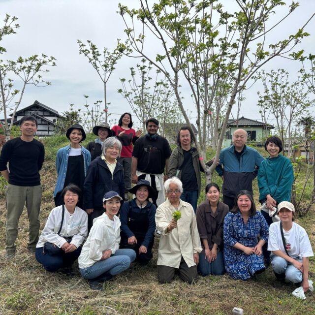 4月20日（日）、「縄文うるしパーク - 埼玉に漆を植える会」（工房「うるし劇場」を営む漆作家の加藤那美子さん主催）の「2025ウルシ天ぷら会」に参加してきました。参加者は計16名、蓮田市から参加の方は1名、他15名は遠方からの参加です。

日本で一番ウルシを食べている人と自他ともに認める、東京藝大名誉教授の三田村先生も駆けつけて来られました。参加された皆さんは、ご自身の仕事で漆に携わっている方や金継ぎ教室の生徒さん、植物療法士、地域おこし協力隊、新聞記者など、それぞれの立場で漆に興味を持っている方々で、漆の話題が広がるとても有意義な会でした。

加藤那美子さんが用意してくださったウルシメニューは、
ウルシの天ぷら
ウルシのおひたし
ウルシ若葉茶
漆鶏鍋
などなど。
漆鶏鍋は、味比べ用にウルシの枝が入っている鶏鍋と入っていない鶏鍋の２つが用意されました。食べ比べたところ、ウルシが入ったほうがスープにコクが出て味わいが深くなり美味しいと好評でした。ちなみに鍋に入れるウルシの枝は、料理用に圧力鍋で2時間蒸して下処理をしているとのことでした。入れる部位や下処理の時間などで味も変わるようで、なかなか奥の深い料理のようです。

ウルシ畑での天ぷら会の後は、近くの工房「うるし劇場」に移動して、ウルシの枝から漆を採る“瀬〆漆”採り体験。普段は漆を採るには非効率で、漆搔きさんも捨ててしまっていた枝からも、少量でも漆が採れて、その後料理にも使えるという、枝の部位の活用方法を楽しみながら学べた1日でした。

三田村先生曰く、韓国では、街中の露天など、そこかしこでウルシの枝が料理用としていい値段で売られているとのこと。日本でももっとこのウルシの枝に価値を見いだしていくことができれば、ウルシの生産者や漆搔きさんの収入にも繋がるので、食材としてのウルシを広げていきましょう、と締めくくられました。

加藤那美子さん、諸々の準備ありがとうございました！　皆さま、楽しい1日、お疲れさまでした！