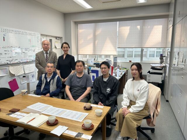 ロクシタンWe Act投票による寄付金を活用した「伝統的技術の継承」への取り組みの第三弾として、4月21日（月）、東京藝術大学 美術学部 工芸科 漆芸研究室を訪問してきました。

芸術系の大学としては国内最高峰に位置づけられる同大学の漆芸研究室は、漆芸の技術の継承を担う将来有望な人材が集まっている研究室。昨今の物価高騰の折、生徒さんたちの費用負担を減らし、研究や技術研鑽に少しでも集中していただけるよう、使用する資材、材料の一部を支援させていただくことになりました。

当日は同研究室を表敬訪問して、小椋、青木両教授や、窓口となってご対応いただいている教育研究助手の新井様、関係する皆さまにご挨拶。ロクシタンとウルシネクストによる「伝統的技術の継承」の取り組みをご説明し、今回の支援に対し、丁重に御礼のお言葉をいただきました。

今後、一昨年の同取り組みで取材させていただいた、名田庄総合木炭の最高品質の研磨用“駿河炭”を初め、新井様と相談しながら資材、材料を選定し、提供を行う予定にしています。

詳しくは、また納品後に報告させていただきます。