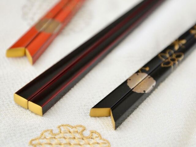 ⁡
【伝検通信に漆のコラムを寄稿しました】
⁡
「和」を知り、「和」を楽しみ、「和」を伝えることを目的に創設された「日本伝統文化検定（伝検）」
@denken_test 
⁡
光栄なことに、理事の中根が伝検通信にコラムを寄稿させていただきました。これから不定期にですが、書き下ろしも含め寄稿する予定です。
ぜひご愛読いただけたら嬉しいです。
⁡
◆「伝検通信」とは？
日本の伝統文化に関わるトピックを発信するメールマガジンです。メルマガ登録(無料・いつでも解除可)もおすすめです。
⁡
◆「伝検」を主宰するのは、時事通信社とジャパンタイムズなどが設立した一般社団法人日本伝統文化検定協会です。
⁡
────────────────
「漆のこころ」第1回
うるしのある麗しいくらし　
────────────────
⁡
漆とふれ合い、半世紀がたちます。母のふるさとが石川県の輪島であることから、輪島塗という工芸品がいつも身近にある環境に育ちました。漆のお箸やお椀をふだん遣いに、お正月などハレの日にはお重を並べて。輪島塗のある風景は、家族だんらんの幸せな記憶と結びついています。
⁡
けれども、漆の魅力に目覚めたのはずいぶん大人になってから。知人に紹介され訪れた個展で、ある漆芸作家さんと出会い、輪島塗がどれだけの手間と時間をかけて作られるのかを教わりました。
⁡
・・・
⁡
続きはストーリーのリンク先
又は🔍 伝検通信 漆のこころ🔍で検索
からお読みいただけます🌿
⁡
@urushinext