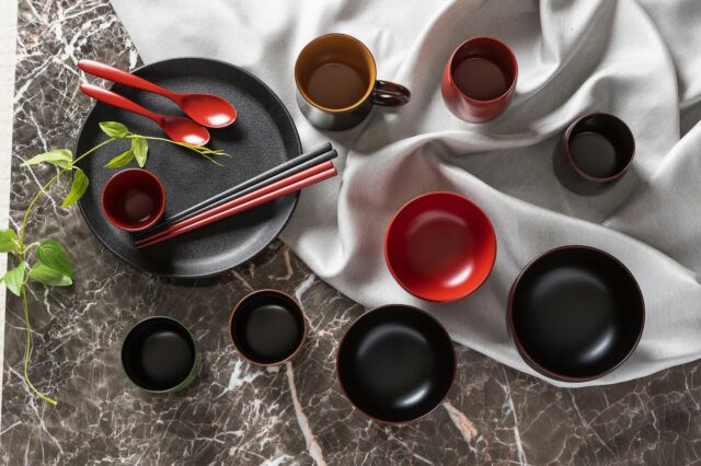 ⁡
【伝検通信にコラム②を寄稿しました】
⁡
時事通信社が展開する伝検
(日本伝統文化検定協会)
@denken_test 
⁡
伝検通信に、理事の中根による漆のコラム②が公開されました。漆器の基本的な扱いなど、お読みいただけたら幸いです。
⁡
────────────────
「漆のこころ」第2回
はじめての漆器
────────────────
⁡
「漆器」と聞いて、どんなイメージを思い浮かべるでしょうか。高級品、扱いが難しそう、お正月のもの・・・そんな印象を持つ方も少なくないかもしれませんね。実は漆器はふだん使いしてこそ良さが分かる、とても身近な存在なのです。
⁡
漆器とは、木などの素地に漆を幾重にも塗った器のこと。漆はいったん固まると強い皮膜をつくるため、実用性と美しさを兼ね備えた「くらしの道具」として、古くから用いられてきました。
⁡
漆器は軽くて丈夫です。また断熱性と保温性に優れ、熱いものを入れても持ちやすく冷めにくい。さらに天然漆の抗菌作用がプラスされ、赤ちゃんからご年配の方まで安心して使えます。塗り直しや修理もできるので長持ちするなど、ふだん使いに適した長所がたくさんあるのです。
⁡
はじめて漆器を求めるなら、毎日使える汁椀（わん）をお薦めします。
⁡
・・・
⁡
続きはストーリー🔗リンクから
お読みいただけます🌿
⁡@urushinext