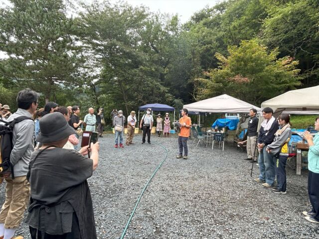 壱木呂の会さんの「クロメ会」に参加してきました

9月13日（土）、14日（日）の2日間、日本産漆を支援する「NPO法人壱木呂の会」さん恒例の「クロメ会」に、今年もウルシネクストは賛助会員として参加してきました。今回は壱木呂の会さんが新体制に代わって初めてのクロメ会、新理事長の本間健司さんを筆頭に、新理事の皆さんの紹介があり、世代交代を印象づける会になりました。

参加者も総勢60人超え！　塗師で搔き子もされている喜多方漆器青年部の皆さんや、カナダで金継ぎを教えるなど日本の伝統文化を紹介されている若手の方（一時帰国で参加）、遠方の福岡からわざわざこの会に参加するために来られた方、藝大の学生さんたちなど、年々関係者の輪が広がっていくのを感じます。特に若い方の参加が増え、新鮮な話題があちこちで飛び交い、活気というか、将来への希望が感じられる素晴らしい会でした。

今年はイベントメニューもさらに充実。猪苗代を拠点に漆搔き職人をされている平井氏による漆搔き教室、ウルシ材の草木染体験、漆茶・漆コーヒーの試飲、漆畑・苗畑・見本林の中の優良品種ウルシの見学と奥久慈漆生産組合顧問の神長正則氏による解説、漆Tシャツの販売、夜の懇親会など、盛り沢山の内容でした。

中でも目玉は、沖縄から、浦添市美術館館長で漆芸家、元沖縄県立芸術大学教授の糸数政次先生をお招きしての、琉球漆芸の「堆錦」体験ワークショップと「琉球漆器の技術・技法について」の講演会。浦添市美術館は、1990年に開館した日本初の漆芸専門美術館で、沖縄県外で館長自らのお話が聞けるのは極々稀な機会とのこと。琉球漆器の加飾技術の一つ「堆錦」の豊かな色彩と立体造形の表現、手法に触れ、参加されている漆芸家の方々が特に興味津々で、先生に多くの質問を投げかけていました。

ウルシネクストは優良選抜漆苗の見本林プロジェクトでも一部関わらせていただいているため、年に何度か奥久慈を訪れますが、茨城県や常陸大宮市の取り組みとして、漆芸に関心のある若手を見習いを兼ねて漆搔き職人として雇用したり、奥久慈漆生産組合のサポートで地域おこし協力隊を採用するなど、行く度に若手の関係者が増えている、これからがとても頼もしい地域です。もちろん協力隊の皆さんもクロメ会に参加され、情報交換をさせていただきました。

壱木呂の会新体制で初めてのクロメ会の企画運営、準備に相当のご苦労があったことと思いますが、事務局の皆さま、大変お疲れさまでした！　ありがとうございました。とても有意義な2日間でした！