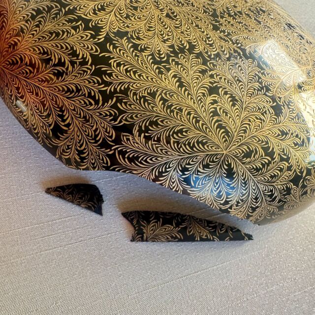 .
【伝検通信に漆コラム③を寄稿しました】
⁡
時事通信社が展開する「伝検」
(日本伝統文化検定協会)
@denken_test 
⁡
理事の中根によるコラム/エッセイが伝検通信で公開されました。
輪島塗の修復について、体験をもとに書き下ろしています。お読みいただけると嬉しいです。
⁡
────────────────

「漆のこころ」第3回　
　なおしもん

────────────────
⁡
◇欠けた日の記憶
⁡
うつわが欠けた日。それは初春の朝のことでした。祖父から受け継いだそのうつわは、繊細な沈金が施された麗しい蓋（ふた）もの。菓子入れとして、時には花をあしらい、暮らしを彩るお気に入りです。ところが、ふとした弾みに家族の服の裾が触れ、棚から落下。蓋が欠けた瞬間、時が止まったように感じました。
⁡
幼い頃に祖父と歩いた、輪島の朝市通りの面影が失われたさなかのこと。慌てる家族に「大丈夫、輪島塗は直せるから」と声をかけながらも、かけらを拾う手はふるえ、心の奥には大きな穴があいたようでした。
⁡
◇うつわとの再会
⁡
それから１年が過ぎた頃、再び歩みを進める、なじみの塗師屋さんとお会いする機会がありました。欠けたうつわをお見せすると、「もちろん、お直しできますよ」と、迷いのない言葉が返ってきたのです。そのひとことに、気持ちがふっと和らぎました。
⁡
そして半年後。届いた包みをそっとほどくと、そこにはかつてのままの祖父のうつわがありました。どれほど目を凝らしても、欠けた跡は見つかりません。表面はなめらかで、指先でなぞっても継ぎ目すらわからないほど。淡い光を宿すうつわを手に包むと、心の奥からあたたかさが満ちて、涙があふれました。欠けたうつわと、失われた景色が重なって見えたのかもしれません。
⁡
◇伝統の技と誇り
⁡
程なくして訪れた輪島塗の工房展で、久しぶりにお会いした若い職人さんと立ち話をしていた時のこと。ふと祖父のうつわの話題になると、その職人さんが笑顔でこう言ったのです。「そのうつわ、僕が直しました！」
⁡
驚く私に、職人さんは修理の過程を語ってくださいました。かけらを漆で継ぎ合わせ、沈金の細やかな文様には触れぬよう、内側から丁寧に補強。幾度も塗りと研ぎを繰り返し、強さと輝きを取り戻すまで時間をかけて仕上げたそうです。「難しいぶん、直しがいがありましたよ」。そう言って笑う職人さんの目には、穏やかな誇りがにじんでいました。
⁡
輪島塗は丈夫に作られていますが、長く愛用すれば、ヒビや欠けに見舞われることもあります。傷みの度合いに応じて工程をさかのぼり、一つの欠けを埋めるために注がれた根気と手間。そこには、受け継がれた技と、作り手の思いが込められています。
⁡
◇なおしもんがつなぐ未来
⁡
輪島では、このような漆器の修復を「なおしもん」と呼びます。「壊れたから終わり」ではなく、直して、継いで、生かしていく─。そこには、古くから大切にされてきた「つなぐ心」が、今もたしかに息づいています。欠けたものがもう一度息を吹き返すとき、私たちは、人と人をつなぐ深い絆に気づかされます。
⁡
なおしもんは、うつわをよみがえらせるだけでなく、人の心にもそっと灯（あか）りをともすもの。それは、未来へとつながる小さな祈りのかたちなのです。