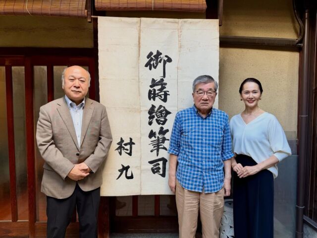 .
【京都の御蒔絵筆司
村田九郎兵衛商店を訪問！】
⁡.

漆芸の世界で「村九（むらきゅう）」の名で知られる老舗、村田九郎兵衛商店さんを訪ねました。
代々続く蒔絵筆づくりの工房で、九代目・村田重行さん（文化財選定保存技術保持者）にお話を伺いました。
⁡
かつて最上の筆にはネズミの毛が使われていたこと、ご存じでしょうか。
しなやかで弾力のあるその毛は、今や幻の素材。
現在は中国からの白猫の毛が使われ、一本一本、熟練の目で選び抜かれています。
⁡
「猫の毛が手に入らないから、筆の注文に追いつかないんです」
村田さんの言葉には、伝統を絶やさぬ強い覚悟がにじみます。
⁡
今回ウルシネクストでは、ロクシタン「WE ACT投票」による寄附金を活用し、
村九謹製の蒔絵筆15本を東京藝大漆芸研究室へ提供しました。
「良い作品は、良い道具から」——未来へと受け継がれる、ものづくりの心です。
⁡
▶︎▶︎▶︎
⁡
詳しい記事はWebサイトのNEWSでお読みいただけます。
⁡
#漆 #蒔絵 #伝統工芸 #村九 #ウルシネクスト #京都 #筆司 #日本の美 #urushi #kogei #sustainability #artisancraft