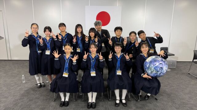 10月25日（土）、世界各国の子どもたちが参加するKWNグローバルサミット2025（世界大会）が、10カ国をつないでオンライン開催され、日本コンテストの小学生部門でグランプリを受賞しノミネートされた、森村学園初等部制作の金継ぎがテーマのショートムービー「Connect」が、見事プライマリー（小学生）部門でプロフェッショナルアワードを受賞しました。

KWNグローバルサミット2025では、次の4つのアワードが設定されています。
1) サミットに参加している子どもたち同士の投票で選出される「KWNキッズアワード」
2) 世界中からオンラインによる一般投票で選出される「KWNファンズアワード」
3) 映像のプロフェッショナルの投票により選出される「プロフェッショナルアワード」
4) パナソニックグループの従業員により選出される「パナソニックアワード」

この度、各国・各地域を勝ち抜いてノミネートされた作品の中から、それぞれの部門で審査・受賞結果が発表されました。

「Connect」が受賞したプロフェッショナルアワードは、映画監督、クリエイティブディレクター、脚本家等、各国で活躍する4名の審査員の投票によるもので、テーマやメッセージ性、作品の構成、クオリティなど、プロの目から見た評価として選ばれている、とても名誉ある賞です。

金継ぎを通して、ものを直して大切にする素晴らしさや、直すことでもっと素敵になる、といったメッセージを、日本代表として世界各国からKWNに参加した3000人を超える子どもたちに届けることができたことは、素晴らしいですね。

初めて担当の生徒さんからウルシネクストに取材の相談をいただいてから約1年、撮影取材に同行し、生徒さんたちが真剣に漆と向き合って映像制作に取り組んでいる姿を見ているだけに、今回の世界大会での受賞はとても感慨深いものがあります。

森村学園初等部の「Team2024 / Global Team 2025」の皆さん、本当におめでとうございました！　1年間お疲れさまでした！

《KWNグローバルサミット2025》
https://holdings.panasonic/jp/corporate/sustainability/citizenship/kwn/global_summit2025.html

（注）キッド・ウィットネス・ニュース（KWN）は、小・中・高等学校レベルの子どもたちを対象とした、教育支援プログラムです。映像制作を通じて、創造性やコミュニケーション能力を高め、チームワークを養うことを目的としています。パナソニックがアメリカで1989年にスタートし、現在ではグローバルに展開しています。日本では、2003年より活動を開始しました。コンテストを毎年開催し、優秀な作品を表彰しています。【Panasonic Group ホームページより】