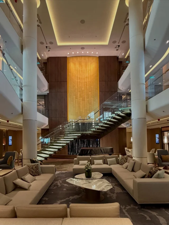 ⁡
今年の夏に就航したばかり、話題の新造船
「飛鳥III」の見学会に参加させていただきました。
⁡
文化と芸術を紡ぐ、「洋上の美術館」を目指す飛鳥III。
アトリウムを彩る、室瀬和美氏による超大型の漆芸作品「耀光耀瑛」はじめ、船内のいたる所に、日本を代表する作家らの作品が展示されています。
⁡
また、割烹「海彦」のカウンター前に飾られた、山岸一男氏監修の漆芸パネル「海游」も必見！
上質な空間に様々なこだわりの仕掛けがあり、大いに魅了されます。
⁡
「アートと共に旅する」——自由で豊かな、唯一無二の体験。これこそ、今後益々求められる、未来の「クルーズスタイル」なのでしょう。
⁡
ウルシネクストの活動にご支援をいただいているアンカー・シップ・パートナーズ様、ご担当の山岡様、岩井様、この度は貴重な機会をいただき本当にありがとうございました。

#飛鳥ⅲ
#漆
#ウルシネクスト